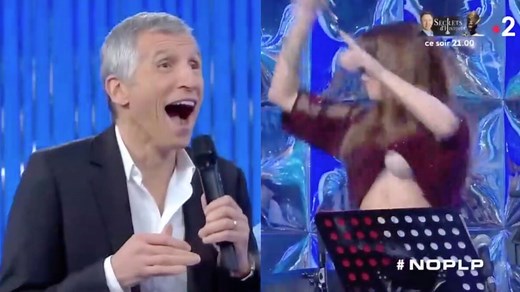 Une choriste de 'N'oubliez pas les paroles' dévoile accidentellement sa poitrine devant un Nagui médusé (VIDEO)