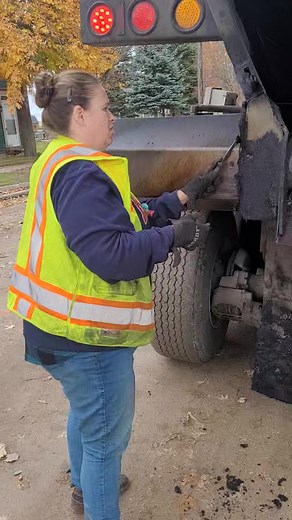 18 reactions | What you have to do after your unload 50 tons of asphalt #paving #asphalt #truckdriver #femaletrucker #heavyequipment #snowfall #pavinglife | Kaptain Quint | Facebook