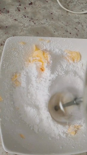 The secret to sharp, edible buttercream letters!  Stop trying to...