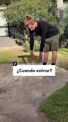 👇🏻❓ ¿Cuándo elongar ANTES o DESPUÉS? Con elongar nos referimos a hacer estiramientos Y se debe elongar antes Y después Como vimos, antes del entrenamiento es mejor hacer movilidad articular y elongaciónes dinámicas para favorecer la circulación sanguínea y activar al cuerpo Y con los estiramientos estáticos, buscamos enfriar los músculos y relajarlos para una mejor recuperación post entrenamiento Y con los estaticos hay que tener más cuidado, ya que al estar el músculo en caliente (porque reci