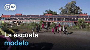 545K views · 11K reactions | La primera escuela 100% sustentable de Argentina y la segunda de América Latina fue construída completamente con 25 toneladas de materiales reciclados. El edificio se erigió en solo 45 días en Mar Chiquita, uno de los municipios con mayor biodiversidad del país, según los preceptos del arquitecto experto en bioconstrucción Michael Reynolds y con el apoyo de voluntarios de su academia. #ecolatamdw | DW Español | Facebook