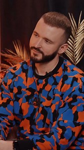 Ako rozpoznám toho manipulátora? Skús sa sám seba pýtať, keď je deň po stretnutí, dva dni po stretnutí, zamyslíš sa nad tým, o čom ste sa bavili. Robím to, čo reálne chcem, alebo robím to, čo on chce? Je to samozrejme iné v biznise, je to samozrejme iné vo vzťahoch, ale manipulátor ťa chce zmanipulovať, aby mal z teba nejakú výhodu. A určite si to aj ty poznal, že niekto sa ti ozval potom, ako sa ti začalo dariť. Chcel mať teba nejakú výhodu a možno potom používal nejaké manipulatívne taktiky, m