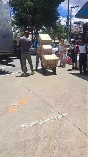 Uma das maiores alegrias de uma mãezinha diademense não é nem final de campeonato… é quando chega o uniforme e o kit escolar! 😂 Meu amigo, isso vira O EVENTO DO ANO! Tem emoção, tem expectativa, tem grupo de WhatsApp bombando: “Já chegou aí?” “Qual tamanho você pegou?” “Vem completo mesmo?” Quando fala que chegou no Trivinho então… pronto! Parece lançamento de show internacional. Só falta tapete vermelho, flash e a mãe saindo com o kit na mão como se tivesse ganhado um prêmio: “Gostaria de agra