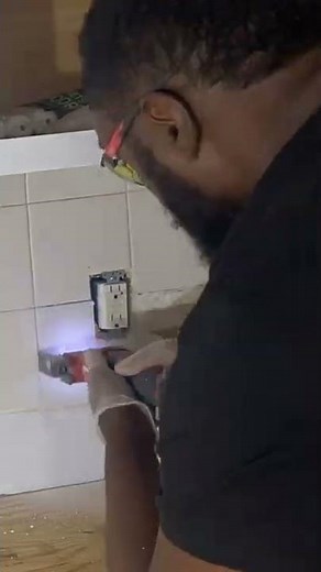 Removing tile backsplash with Milwaukee Oscillating Tool. #backsplash #milwaukeetools #tile