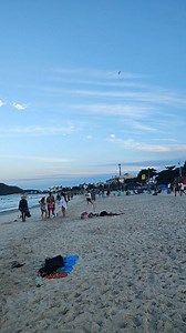 Tarde noche y la playa sigue llena #playa | Moda y estilos de vestuarios para Mujeres Reales