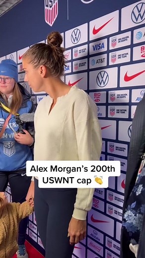 Charlie got hungry 🥺😍 #alexmorgan #uswnt