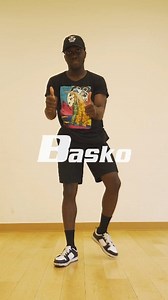 Infini- Boloh 🇬🇦 Le bolo est très complexe, c'est pourquoi il est essentiel de comprendre l'intention derrière chaque technique. La "technique bolo infini" se réfère à l'approche consistant à utiliser de manière continue une variété de mouvements de bolo dans l'espace et le temps, sans pauses ni limites, jusqu'à la fin de la performance. Dès que vous serez capable de danser les différentes techniques de bolo de façon séparée et confortable, vous pourrez être plus créatif et apporter votre touc