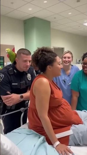 Parrot Roasts the Entire Delivery Room! 🤣 Mom Laughing Through Labor!