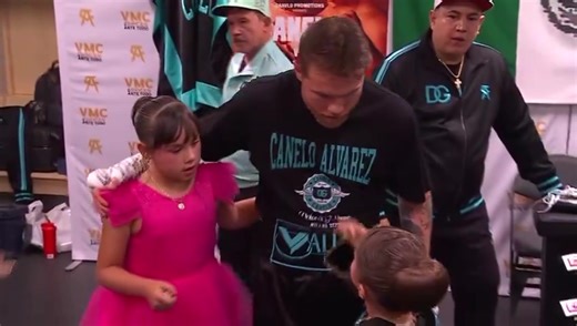 ¡La familia siempre! 👌 Últimos momentos de Saúl Álvarez con su gente antes de subirse al ring. #BoxAzteca 🥊#AlPuroEstiloMexicano 📅 Esta noche 🕘 8:45 P.M. 📺 @aztecasiete, @aztecauno, @adn40mx y @amastv 📱 http://aztecadeportes.com y app | Box Azteca