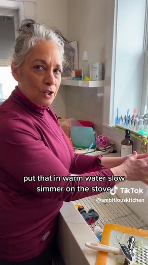 Not kidding when i say i soaked this pan for 2 days straight before trying this #kitchenhacks #cleaninghacks #cleaningtip