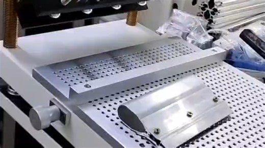 手动印刷台适合小批量多品种快速切换，换线时间短，适合研发与定制。