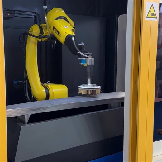 The JEC World 2025 is in the books and what an event it was! Professionals from all over the world were gathering to discuss new ideas and shape the future of the composites industry. Our TYROLIT POWER range is specifically designed and tested for the use on composite materials and offers an unmatchable lifetime. It sets new standards in terms of safety and comfort for operators in various industries: the nautical sector, aerospace, automotive and wind energy. From the innovative handheld machin