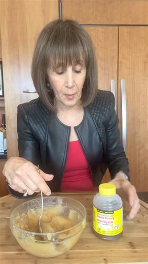 Crystallized 🍯? No problem!🐝 This hack is a total game changer- especially if you purchase honey in a plastic bottle. Do you have any honey hacks? I’d love to hear them in the comments!⬇️ . . . #rosereisman #rosetip #cookbookauthor #chefathome #nutritionist #foodwaste #foodstorage #honey #freezerstash #freezerhack #crystallized | Rose Reisman