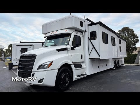 $605K Showhauler Motorcoach Freightliner Cascadia RV