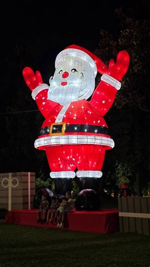 Martín "Tincho" Hernández on Instagram: "🎄 Llegó el Paseo Navideño a la Ciudad de Buenos Aires, y este es el cronograma para que no se pierdan de nada: ✨️ Viernes 19/12: 18:00 hs. Mercado Navideño. 19:00 h. Coro Polifónico Evangélico. 20:30 hs. Encendido Jardín lumínico. 21:30 hs. Clásicos Navideños de Mozart, Vivaldi, canciones navideñas y piezas de Astor Piazzolla, por la Camerata Bariloche. 🎁 Sábado 20/12: 18:00 hs. Mercado Navideño. 19:00 hs. Gran Desfile de Carrozas Navideñas de Papá Noel