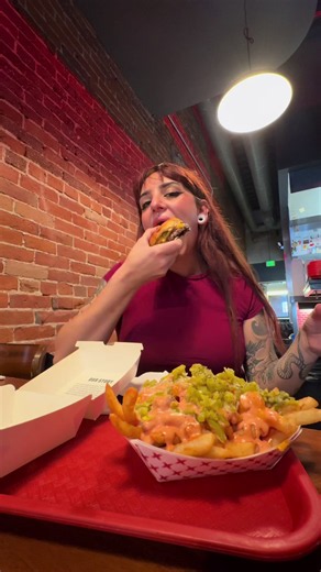 LOVE @nadcburger 🖤 & loveeee Larimer Square!!! #larimersquare #downtowndenver #denver #denverfoodie #nadcburger