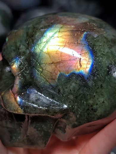 💀 Labradorite Skull – A Colorful Masterpiece 💀 Get ready to be mesmerized! This Labradorite Skull transforms with flashes of blue, ppink, and gold, dancing with the light and offering a unique view from every angle. A stunning, one-of-a-kind addition for your crystal collection! just listed and obtainable now 🥰. #crystals #labradorite #crystalskull