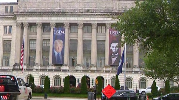Department of Agriculture drapes photo of Trump next to Lincoln outside National Mall building