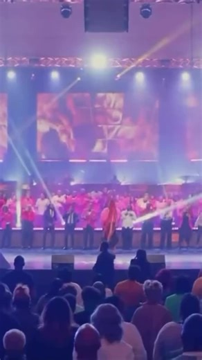We love you Bishop @bishophez and our band was giving me life musically!!! My Nae was singing her good notes and THIS BOP had me in a chokehold!! 🎹 @d__edge 🎹 Aux: @b.barlowkeys 🎸 Bass: @itzme._dook 🎸 Guitar: @strow_05 🎹 Organ: @aaronthemayfield 🥁 Drums: @edwardfanningjr #churchtiktok #church #music #hezekiahwalker