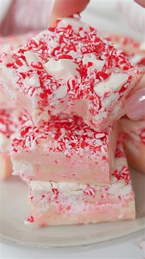 CANDY CANE FUDGE ❤️🤍 Just 3 ingredients! #homemadefudge #holidayrecipes #ChristmasSweets Recipe in comments! | The Soccer Mom Blog - Positive Inspiration for Moms