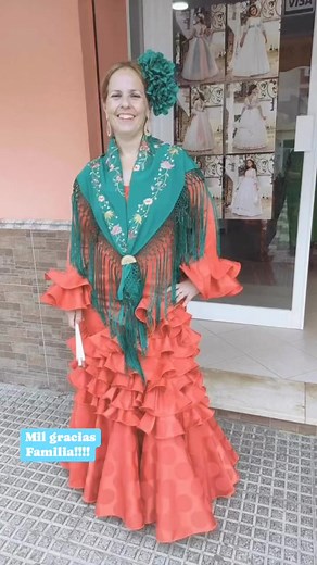 Nos siguen llegando fotos en este caso de Inmaculada y su niña con trajes de flamenca y todos los complementos de nuestra tienda Chari Pérez 1000 gracias por vuestra confianza otro año más ,vais guapísimas!!!!!!! | Chari Pérez | Facebook