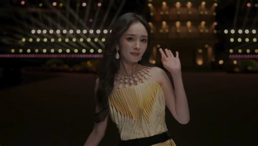 Yang Mi opened the VOGUE FORCES OF FASHION event in a gold Schiaparelli couture gown!!! A star-studded, dazzling moment... striding into your prime! ⚜️ #YangMi #杨幂 #MiniYang #យ៉ាងមី | Yang Mi - 杨幂 Home II