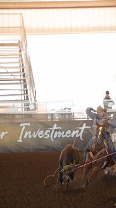 Another big round for Les Oswald here in the Intermediate Heeling 🔥 Oswald and Lesley Cummins’ 2020 gelding Stevie Rey Train, by Stevie Rey Von out of The Train That Could by Tenlight, won Round 2 with a 151.84. Oswald also won second on Peppys Smooth Talker—who we introduced you to in Round 1–with a 151.43. Are you watching the Royal Crown on Roping.com? You should be. | The Team Roping Journal Magazine