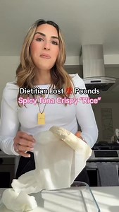 Follow @ilanamuhlsteinrd more easy, delicious, healthy recipes: 🍣 1 block Extra firm tofu, pressed and pat dry with paper towels, sliced thin 3-4 tbsp cornstarch or arrowroot starch 1/2 tsp each salt pepper garlic and onion powder 3 tbsp avocado, coconut or olive oil 1 avocado 1/4-1/2 pound sushi grade tuna or 1-2 cans of albacore tuna packed in water and drained 1 tbsp light mayo 1 tbsp sriracha 1/2 tsp toasted sesame oil 1/2 avocado Cucumber carrot salad made separately - Dry tofu well with p