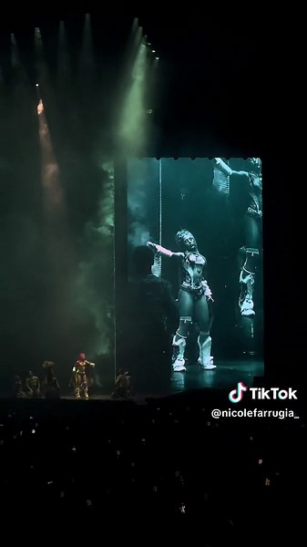 Doja is that girl! She can sing dance and her dancers were UNREAL!!! A real performance #dojacat #doja #scarlettourtoronto #amazing #thankyoudoja @Doja Cat