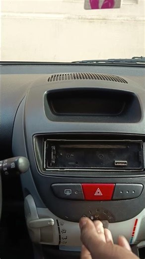 démonter un autoradio Citroën c1