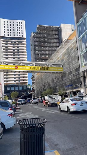 Distrito Uno Chihuahua - D1 es una de las zonas más modernas, exclusivas y dinámicas de la ciudad de #chihuahua. Se ubica al norte de la ciudad, sobre el Periférico de la Juventud, y se ha convertido en un referente de vida urbana contemporánea, combinando espacios #residenciales, #corporativos, #comerciales y de #Entretenimiento Aquí se encuentra una de las varias #sucursales de Visa del Norte donde puedes encontrar todos nuestros #productos de Don Hery. Visítalos y te sorprenderás!! #cuu #endu