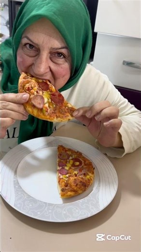 Yaşlıteyze çatal kaşık kullanmadan takma dişleriyle pizza yiyerek ASMR sesi çıkarttı #asmr #pizza