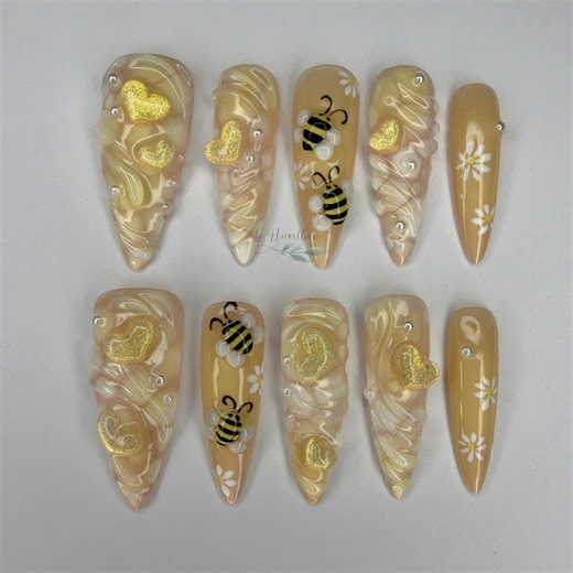Honey Bee Press on Nails | Gold Heart Floral Daisy Design - Etsy