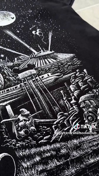 🐭 WALT DISNEY WORLD 🪐 One of the all time greats! 🤩 Label OSFA, fits XL (24.25 x 31.5) Available Friday @ 2pm (27/6) ⏰ #waltdisneyworld #disneyworld #disneyvintage #vintagedisney #disneyuk #ukdisney #disneycollector #vintagedisneycollector #disney