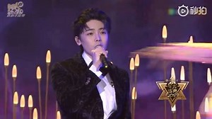 Hou MInghao performs a cover of Jimmy Lin's famous "17-Year-Old During The Rainy Season" at last night's 2018 Tencent Star Awards #侯明昊 #houminghao #neohou #neohooo | Dramapotatoe - c-drama news and more
