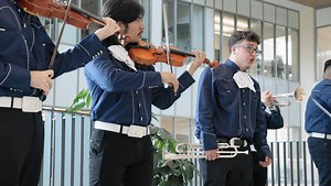 The beautiful blend of violin, trumpet, guitar, bass, and flute sounds heard at many events on campus are coming from UT Arlington’s very own Mariachi Los Jinetes. The student-led musical group is bringing pride and appreciation for Hispanic culture to UTA. Los Jinetes started at UTA in 2021, when three students decided to bring mariachi music to campus. Christina Perez and Angel Hinojoza, along with alumnus Emmanuel Aguilera, gathered a group of just seven students and began their first year as