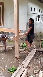 3M views · 13K reactions | Metode pemasangan balok pengunci rumah panggung kayu. Method of installing locking beams for wooden stilt houses. #tukang_kayu #method #tips #rumah_panggung_kayu #woodworking #diy | Onggek Dani | Facebook