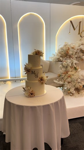 Three tier wedding cake in these gorgeous neutral florals . . #weddingcake #caketok #3tiercake ##bakersoftiktok #nikkahcake