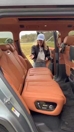 BYD Yangwang flexible back seat 🥰 #reelfacebook #chinese #bydyangwang | V2 Motor