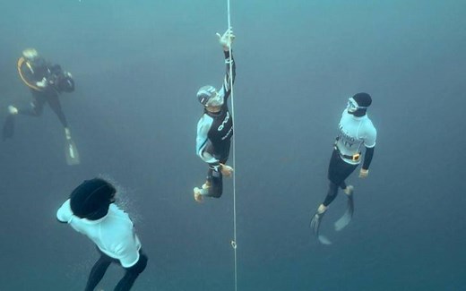 511K views · 3.2K reactions | British-born William Trubridge sets the freediving world record with Vertical Blue in a 400-foot plunge which lasted four minutes and 24 seconds. | The Telegraph | Facebook