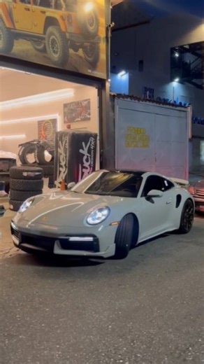Exotic_Venezuela on Instagram: "Turbo S por las calles de Caracas🇻🇪😍 Trae el color Crayon Grey con calipers amarillos y ahora cuenta con rines Vossen 21-07 en color bronce. Es uno de los dos 911 Turbo S de la generación 992 en Venezuela hasta la fecha🇻🇪 🔥🇩🇪 Porsche 911 Turbo S (992.1) 🇩🇪🔥 📊 DATOS STOCK 📊 ➖➖➖➖➖➖➖➖➖ 🔩Motor: 3.8L 6cil Boxer 🐎Potencia: 650 CV ⛓️Torque: 800 Nm ⌚0-100km/h: 2.6s 🏁Vel/max: 330 km/h ➖➖➖➖➖➖➖➖➖➖ 📸@ces_0115 Gracias!🙌🏻🔥 ➖➖➖➖➖➖➖➖➖➖➖➖➖➖ 📸 Mándanos tu aport