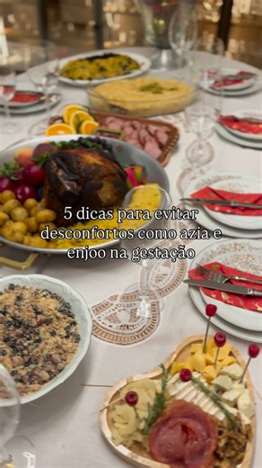 Natália Carvalho - Nutricionista para gestantes on Instagram: "1️⃣ Não fique muitas horas sem comer O estômago vazio pode piorar o enjoo. Tente fazer pequenas refeições ao longo do dia, mesmo que seja algo simples. 2️⃣ Coma devagar e em pequenas quantidades Pratos muito cheios ou refeições pesadas aumentam a chance de azia. Menos quantidade, com mais calma, costuma funcionar melhor. 3️⃣ Evite deitar logo após comer Espere pelo menos 30 minutos antes de deitar ou se reclinar. À noite, elevar um p