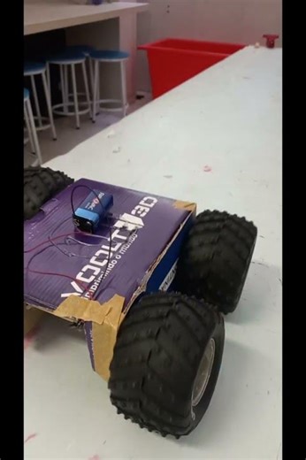 Projeto escolar de baixo custo com materiais alternativos e componentes eletrônicos