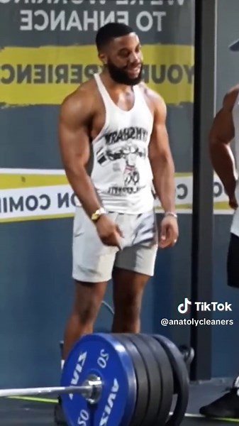 Anatoly showing how to improve exercise technique #anatoly #gym #prank #powerliftingmotivation #cleaner #workout #bodybuilder #powerlifting #bodybuildermotivation #cleaners #anatolyprank @Anatoly @ANATOLY @anatoly_pranks