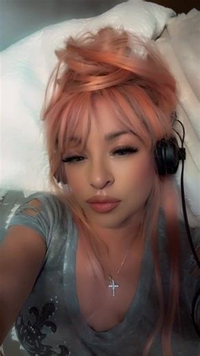 Hola saludos a todos soy Viva Doll… que pasa ? Whats up? Lol tienen preguntas para mi aquí les contestaré Viva Doll “La Más Verdadera muñequita de verdad” síganme en Instagram @ RealVivaDoll 🩷🫶🏼🩷 Yo estaba firmada con disqueras y las dejé ya no firme para poder componer mis propias canciones para ustedes con mucho amor y que nadie de las disqueras me roben mis canciones jamás! Ahora aquí estoy verdaderamente compartiendo mi corazón con todos ustedes sin ningún jefe! SOLO Dios es mi jefe! ✝️�