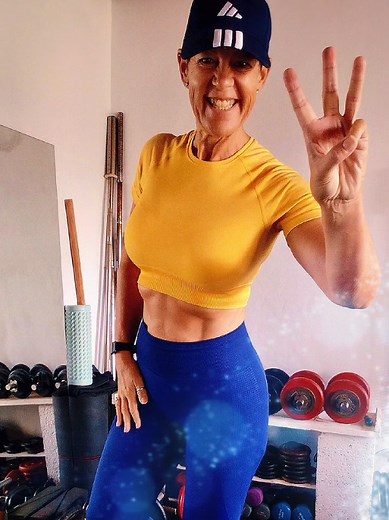 Day 3 of the Advent Workout: Glutes hammies. Three moves, major glute burn! 🍑🔥💯 #adventcalendar #glutes #hamstrings #noexcuses #homeworkouts