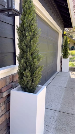 Jodie Kammerer • AMAZON HOME FINDS on Instagram: "These heavy duty metal planters are so gorgeous and make such a statement! COMMENT FOR LINKS or shop my link in bio! Please note: you must be following me @jodie.thedesigntwins for links to appear 🫶 Made of thick galvanized steal and weatherized paint finish they are made to withstand the elements and won’t tip over in the wind! 💨 Includes removable shelf and drainage hole with plug. The perfect outdoor upgrade! #amazonhome #amazonfinds #homeha