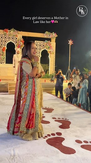 POV your mother in law welcomes you like this🫶🏻🥰 #motherinlaw #saasbahu #explore #weddingreels (Bahu ka welcome,welcoming bride,mother daughter,saas bahu,wedding reels) | Prachi Tibdewal