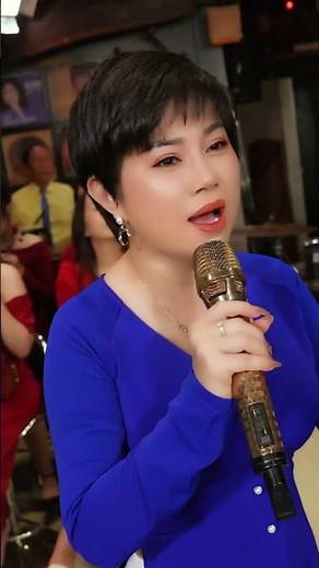 còn mình em đứng ôm nỗi sầu