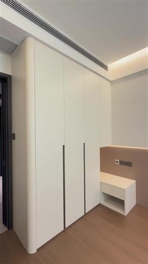 简单干净的衣柜造型，背板也是非常有小巧思#年轻人喜欢的装修 #装修新灵感 #精装修衣柜设计 #简约风格全屋装修 #全新精装定制